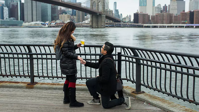 guy proposing his girlfriend near Brooklyn Bridge 