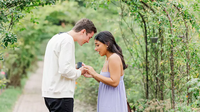 guy proposing his girlfriend in The New York Botanical Garden