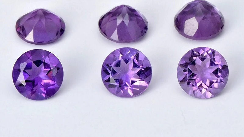 loose amethyst gemstone with different color variations